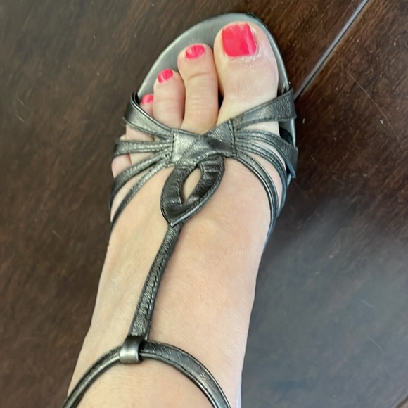 Silver Max Studio strappy sandals. Size 8 - Picture 2 of 5